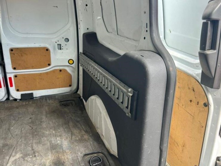 2014-ford-cargo-image-25