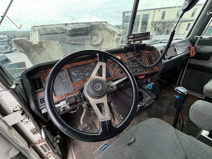 #90-•-1999-volvo-tri-axle-dump-truck-image-25