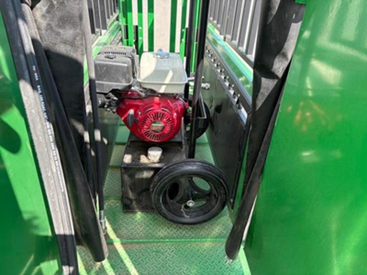 hydraulic-squeeze-chute-image-9