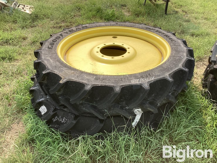 john-deere-320-image-6