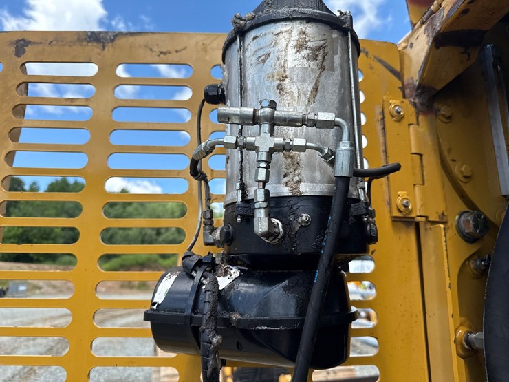 2014-caterpillar-501-image-54
