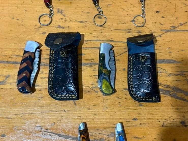 qty-(7)-pocket-&-keychain-knives-w/-leather-sheaths-folding-&-fixed-blade-assortment-image-1