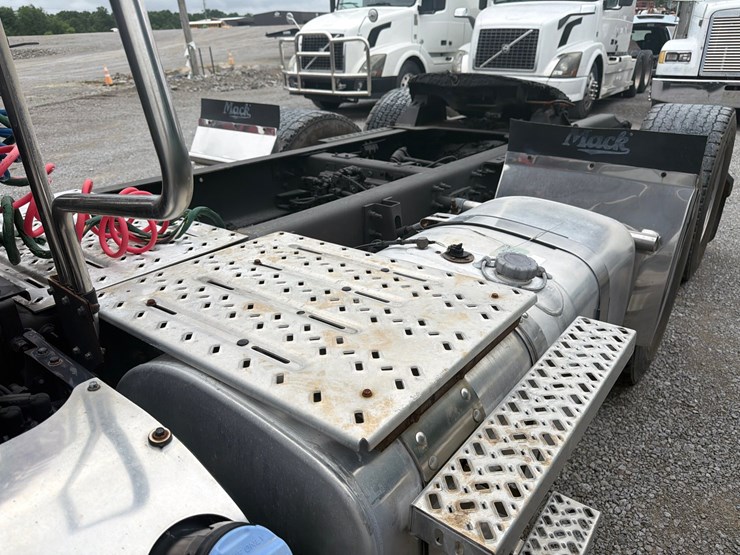 #60-•-2015-mack-cxu613-tandem-axle-truck-tractor-image-13