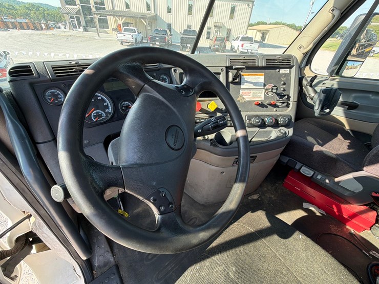 2018-freightliner-cascadia-125-image-27