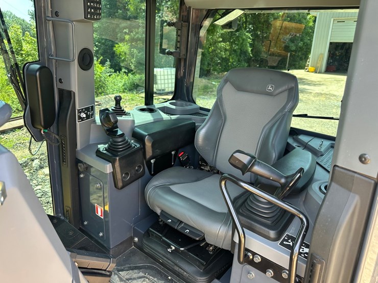 2022-deere-700l-image-32