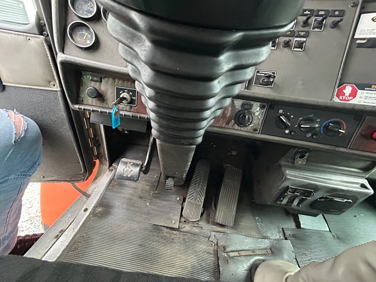 2005-kenworth-t300-image-38