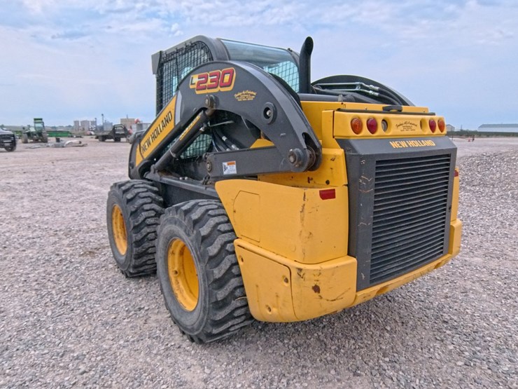2017-new-holland-l230-image-2