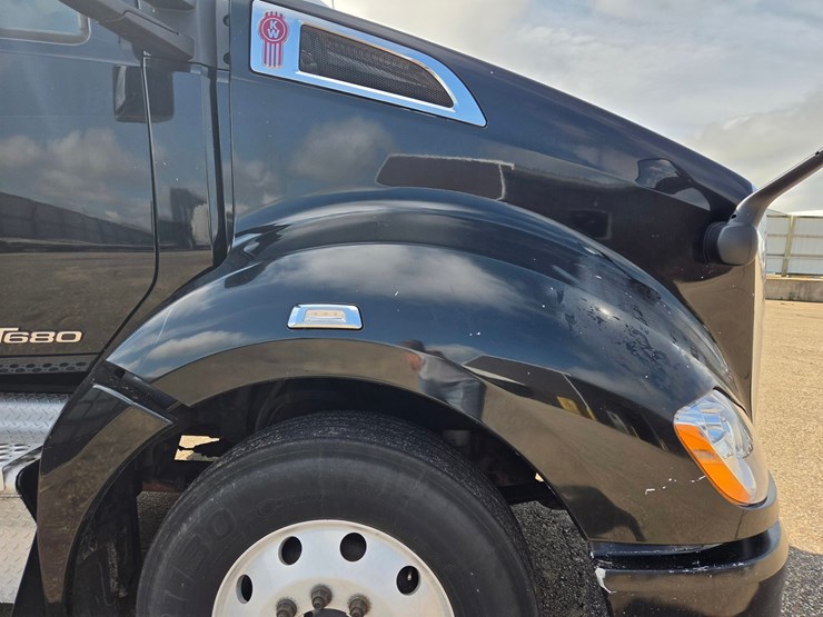 2015-kenworth-t680-image-25