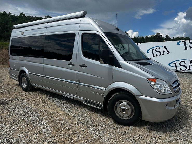 #2492-•-2014-mercedes-benz-airstream-motorhome-image-7