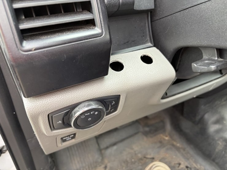 2017-ford-f150-xl-image-34