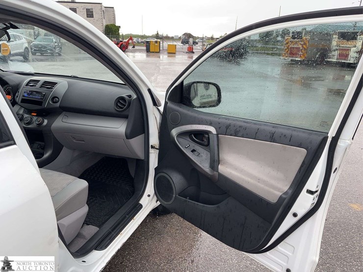 2011-toyota-rav4-image-29