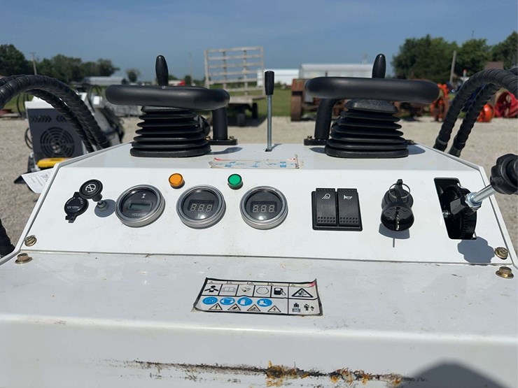 2026-zjg-zj-380-tracked-mini-skid-steer-image-10