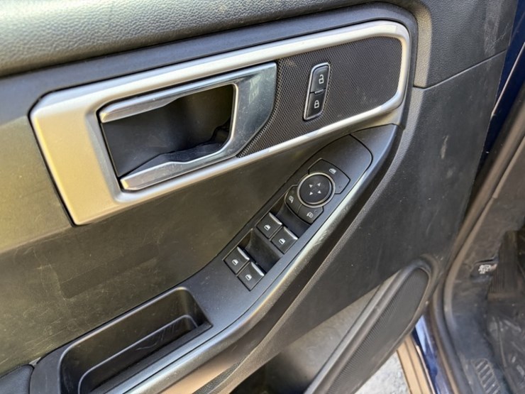 2020-ford-explorer-image-32