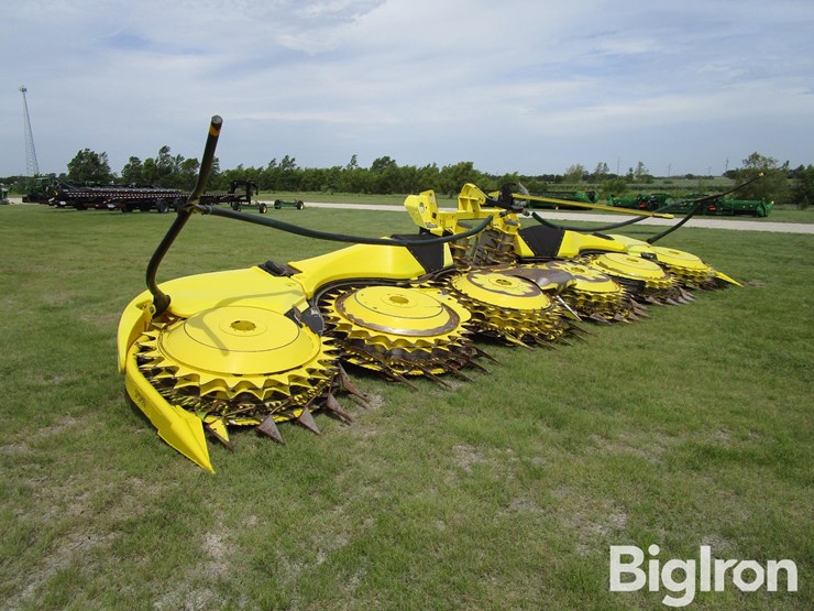 2019-john-deere-772-image-3