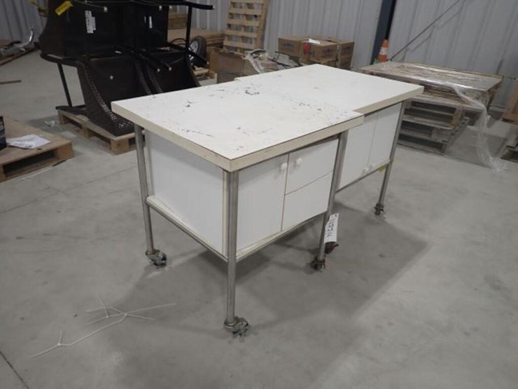 qty-of-(2)-30-in.-x-30-in.-rolling-tables-image-3