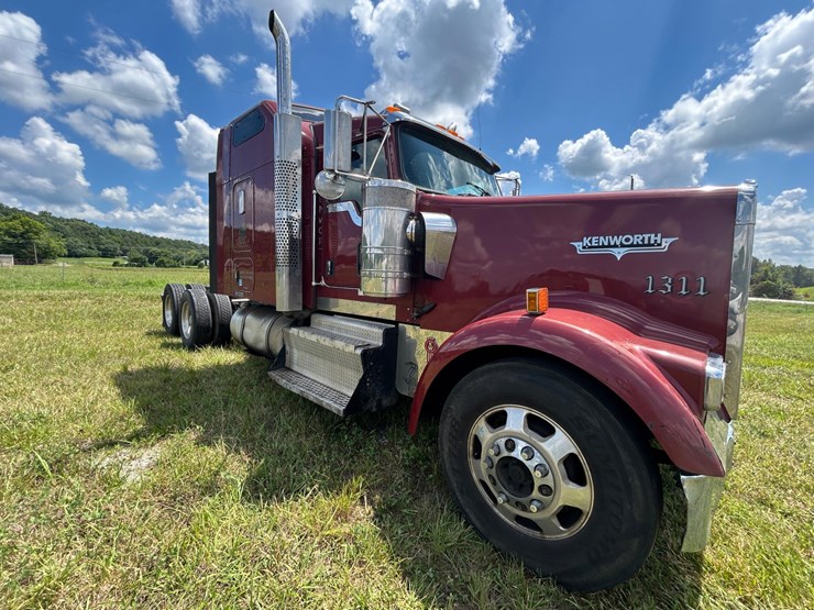 2013-kenworth-w900-image-9