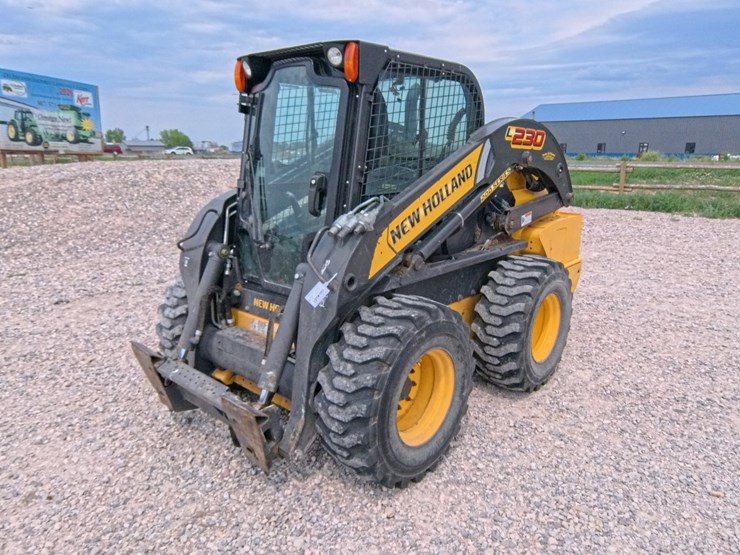 2017-new-holland-l230-image-9