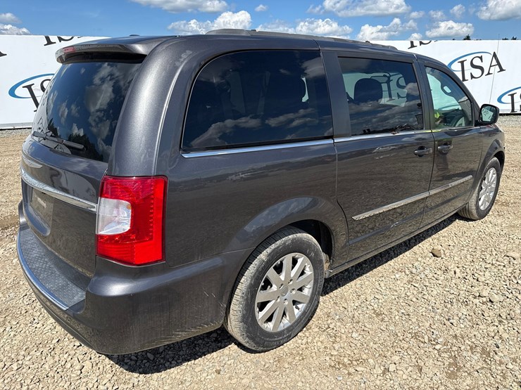 2016-chrysler-town-&-country-image-5