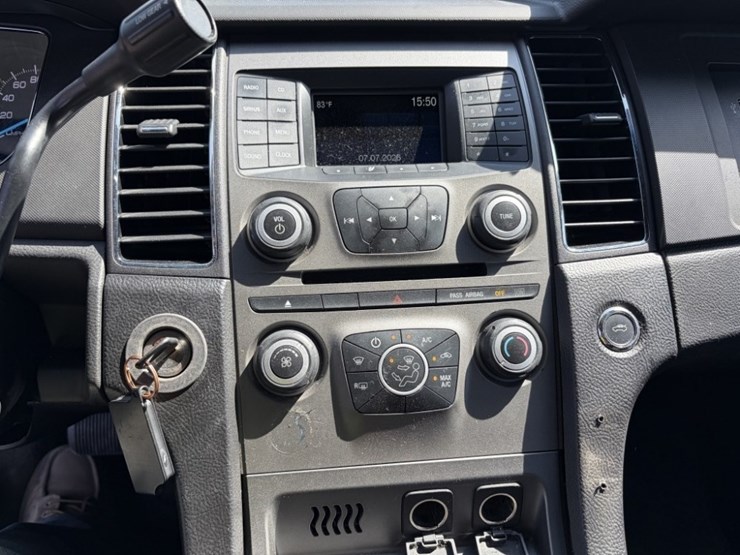 2015-ford-taurus-sedan-image-34