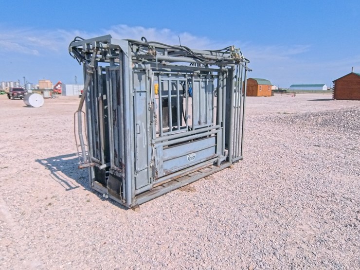 #1089-•-pearson-hydraulic-squeeze-chute-image-2