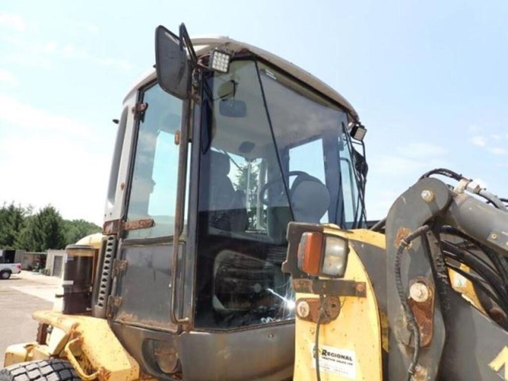 2011-new-holland-w110b-image-21