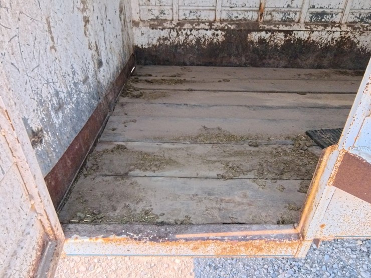 #1088-•-2000-donahue-livestock-trailer-image-13