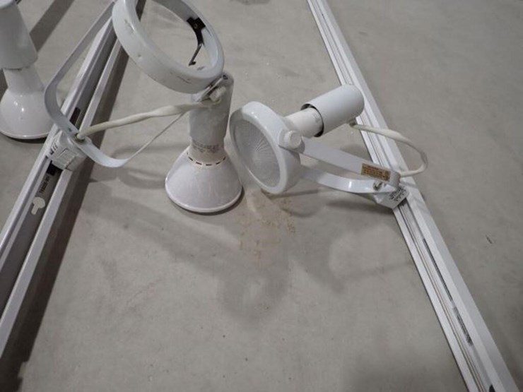 qty-of-(3)-8-ft-track-lights-image-3