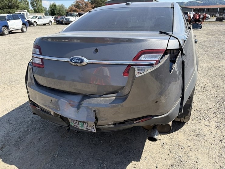 2015-ford-taurus-sedan-image-22