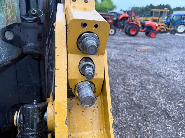 2017-caterpillar-249d-image-11
