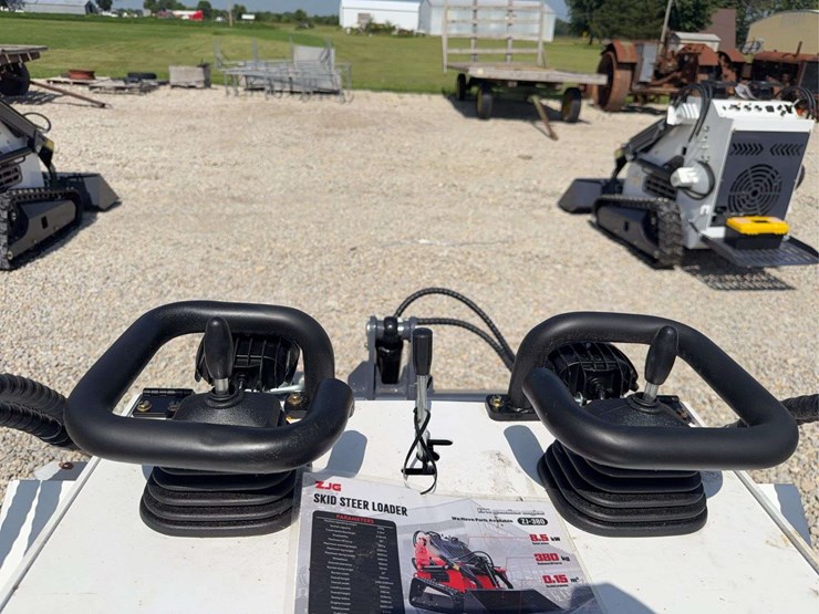 2026-zjg-zj-380-tracked-mini-skid-steer-loader-image-11