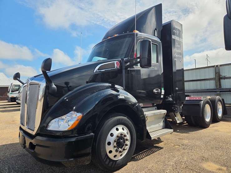 2015-kenworth-t680-image-1