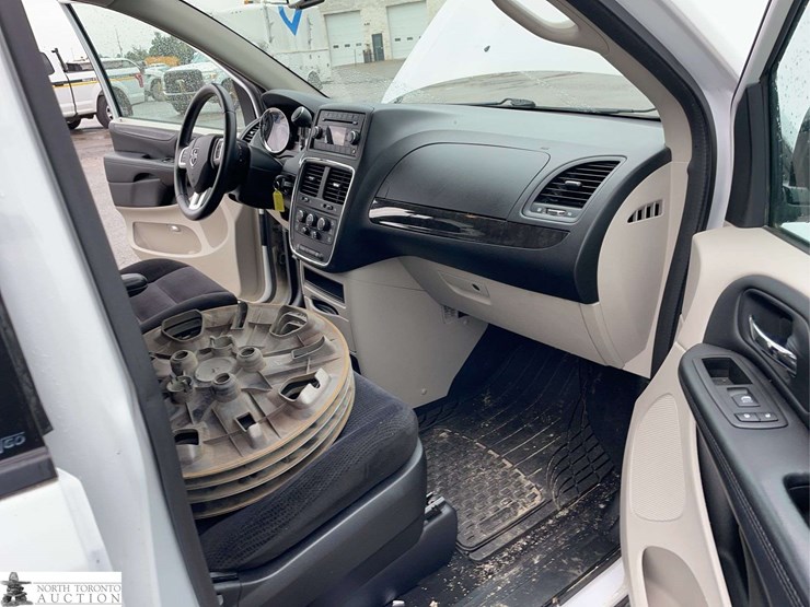 2014-dodge-grand-caravan-sxt-image-18