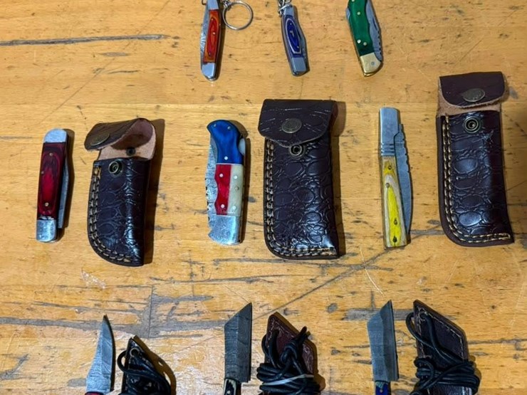 qty-(9)-handmade-pocket,-keychain-&-utility-knives-w/-leather-sheaths-assorted-knife-set-image-1