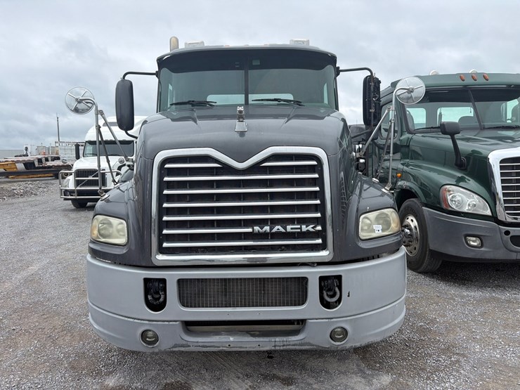 #60-•-2015-mack-cxu613-tandem-axle-truck-tractor-image-2