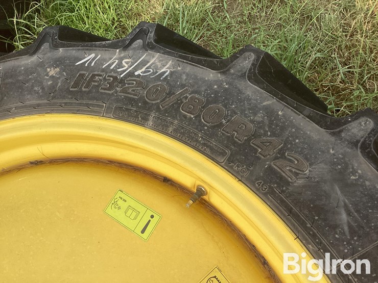john-deere-320-image-13