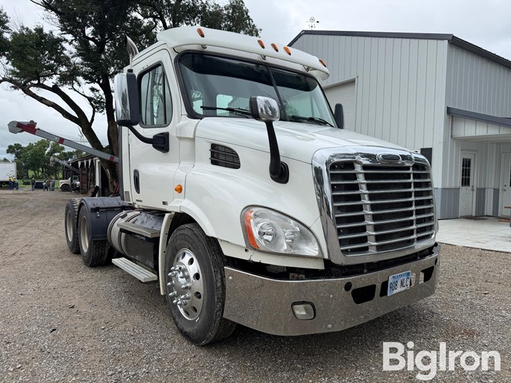 2012-freightliner-cascadia-113-image-3