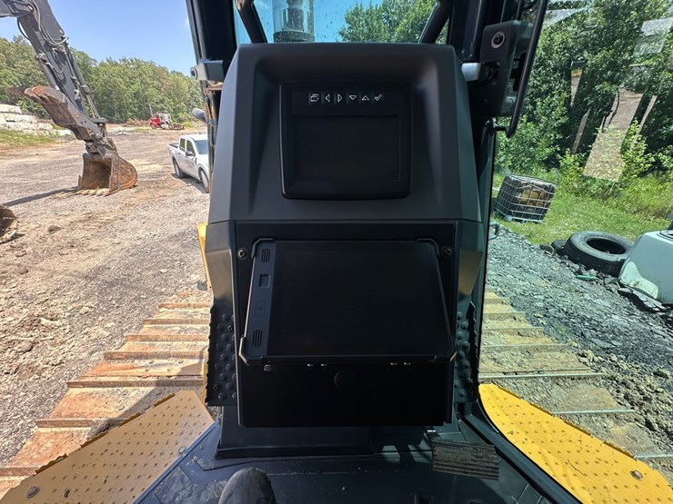 2022-deere-700l-image-38