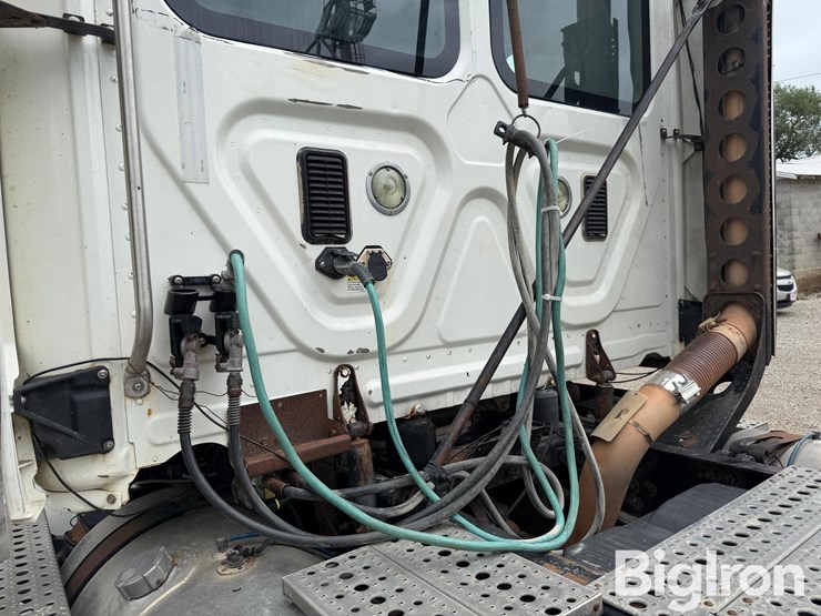 2012-freightliner-cascadia-113-image-18