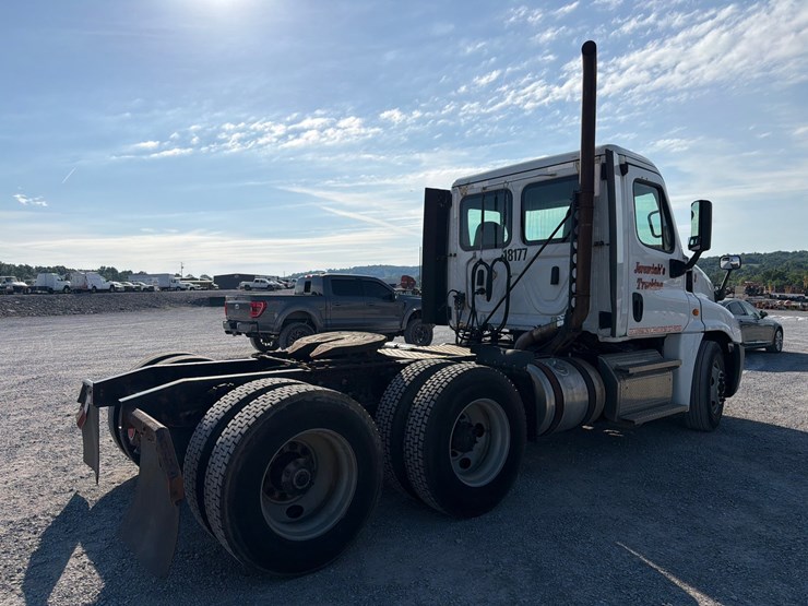 2018-freightliner-cascadia-125-image-4