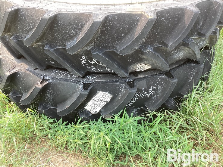 john-deere-320-image-11
