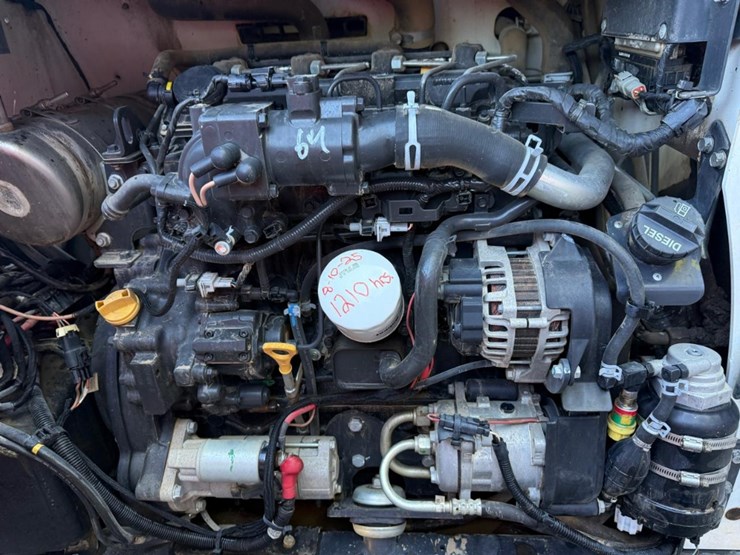 2019-bobcat-t740-image-15
