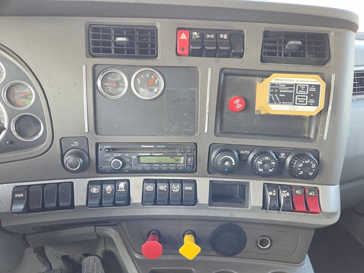 2015-kenworth-t680-image-8