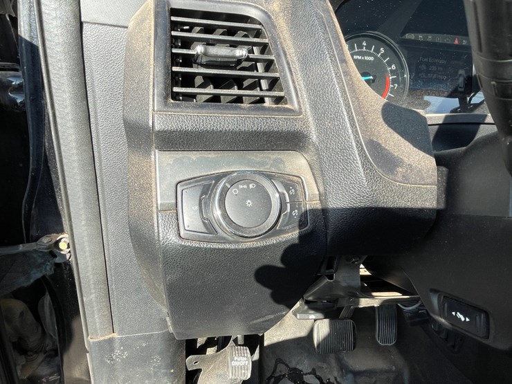 2016-ford-explorer-image-81