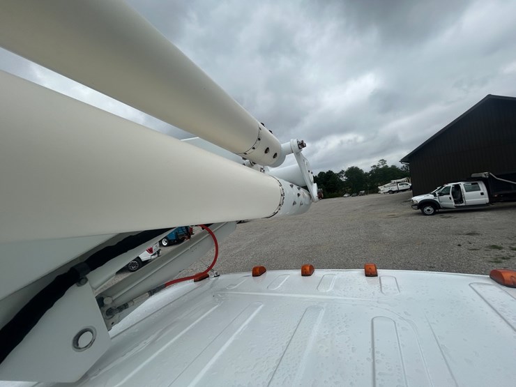 #1088-•-2009-freightliner-bucket-truck-image-38