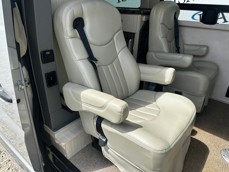 #2492-•-2014-mercedes-benz-airstream-motorhome-image-50