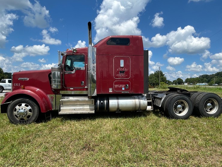 2013-kenworth-w900-image-3