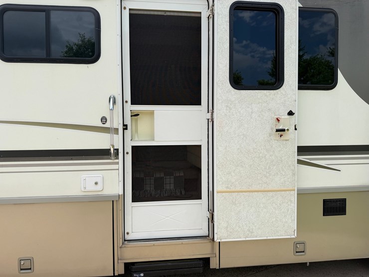 #1490-•-2001-winnebago-adventurer-image-72