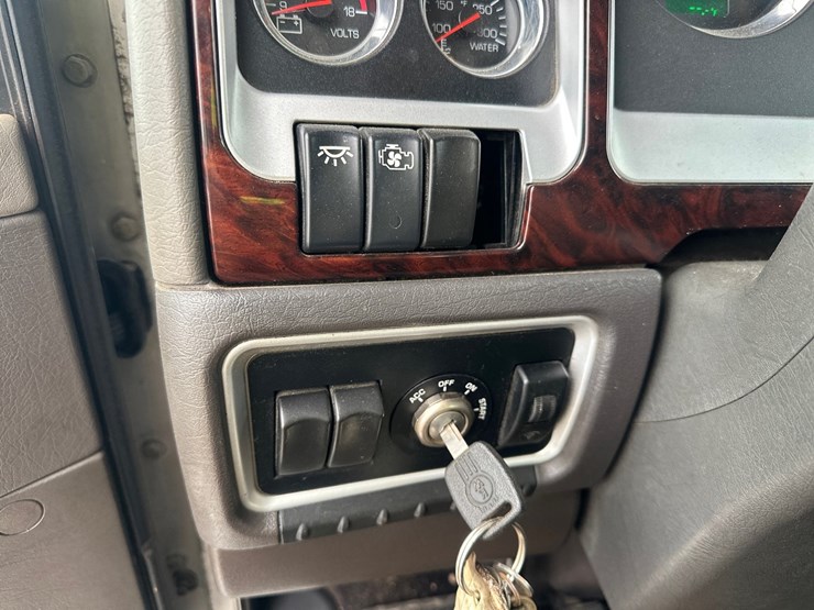 2013-kenworth-t800-image-36