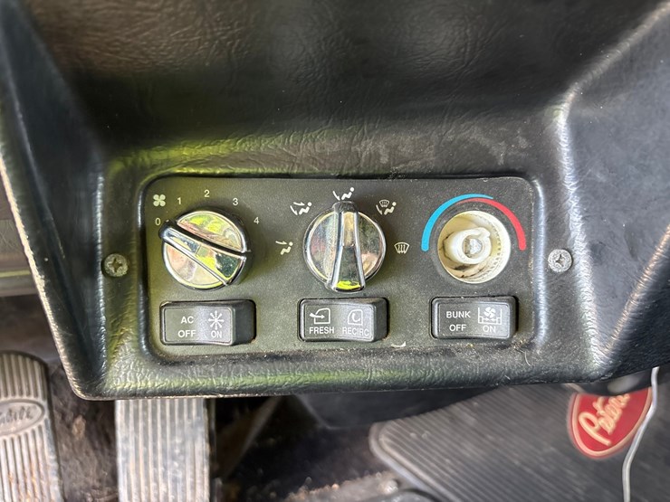 2000-peterbilt-377-image-37