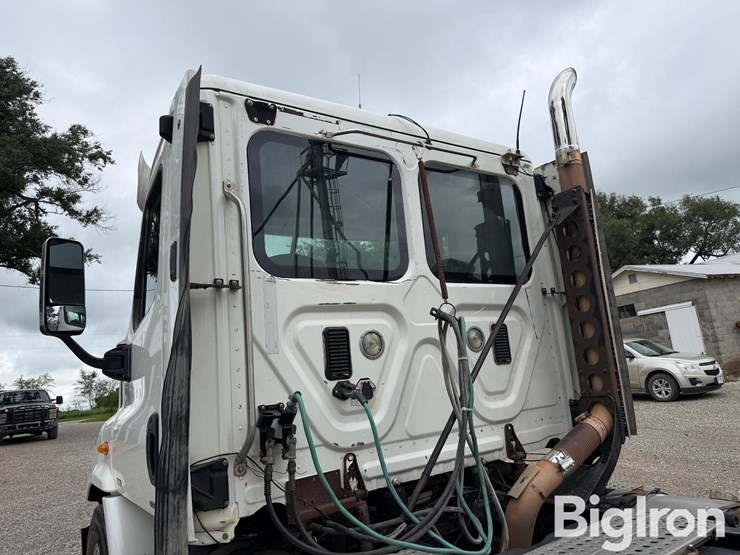 2012-freightliner-cascadia-113-image-17